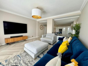 3 bed Garden Apt, Clifftop, sleeps 8 with parking and Lazy Spa